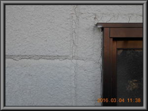 安曇野市の住宅/外壁塗装　ひび割れ補修工事前画像.1