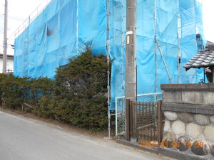 安曇野市の住宅/外壁塗装　仮設足場設置メッシュ工事画像