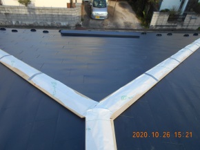 長野県安曇野市の住宅/屋根葺き替え （カバー工法）棟シート張り工事 画像