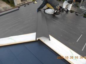 長野県安曇野市の住宅/屋根葺き替え （カバー工法）棟取り付け工事 画像