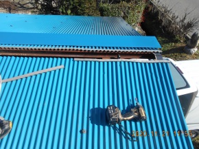 長野県松川村の物置/スレート屋根葺き替え 波板パッキン取り付け 画像