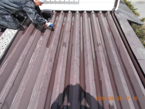 安曇野市の物置/折板 屋根塗装　中塗り塗装工事画像