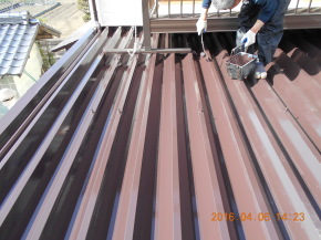 安曇野市の物置/折板 屋根塗装　上塗り塗装工事画像