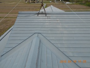 安曇野市の住宅/ガルバリウム鋼板 屋根塗装工事前画像