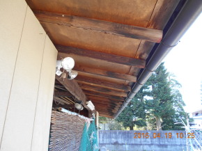 安曇野市の物置/外壁サイディング塗装　木部軒天塗装工事前画像