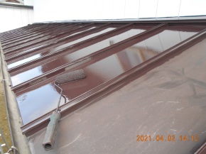 長野県安曇野市の住宅/トタン屋根塗装 上塗り1回目塗装工事 画像