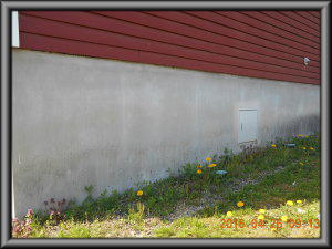 安曇野市の住宅/外壁木板塗装　基礎塗装工事前画像