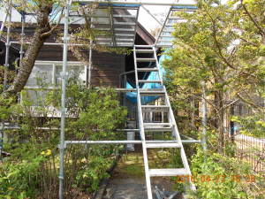 安曇野市の住宅/トタン屋根塗装工事　仮設足場設置画像