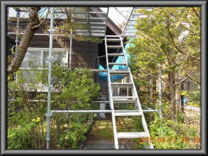 安曇野市の住宅/トタン屋根塗装工事　仮設足場設置画像