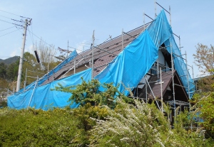 安曇野市の住宅/トタン屋根塗装工事　仮設足場設置画像.1