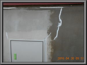 安曇野市の住宅/外壁木板塗装　ひび割れ補修工事前画像.1