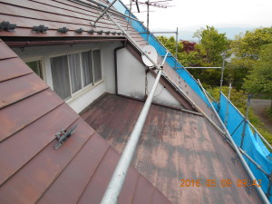 安曇野市の住宅/トタン屋根塗装　雨樋塗装工事前画像