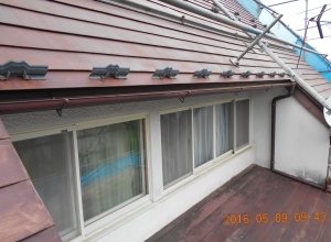安曇野市の住宅/トタン屋根塗装　雨樋塗装工事前画像.1