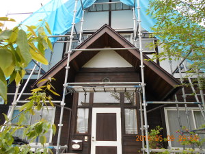 安曇野市の住宅/トタン屋根塗装　破風板塗装工事前画像