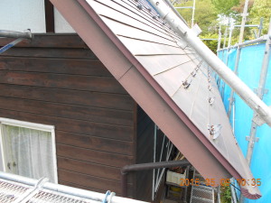 安曇野市の住宅/トタン屋根塗装　破風板塗装工事前画像.1