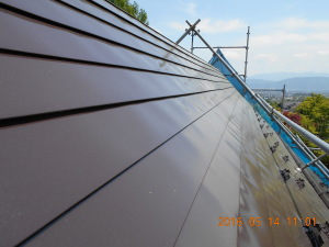 安曇野市の住宅/トタン屋根塗装　中塗り塗装工事画像
