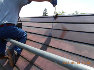 安曇野市の住宅/トタン屋根塗装　中塗り塗装工事画像1