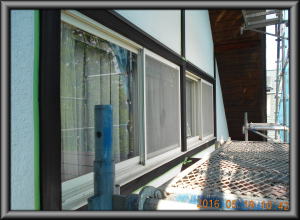 安曇野市の住宅/トタン屋根塗装　3回目の木柱塗装画像