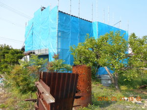 安曇野市の倉庫/外壁サイシング塗装　仮設足場設置画像.1