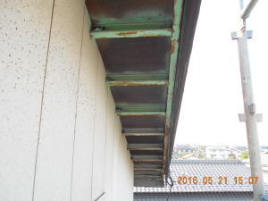安曇野市の倉庫/鉄骨 木製軒天塗装工事前画像