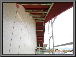安曇野市の倉庫/外壁サイディング塗装　軒天塗装工事画像.1