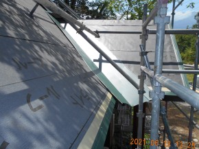 長野県安住野市の住宅/屋根葺き替え 谷取り付け工事 画像