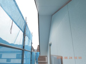 安曇野市の住宅/外壁塗装　軒天中塗り塗装工事画像