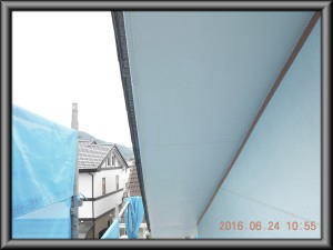 安曇野市の住宅/外壁塗装　軒天１回目塗装工事画像.1