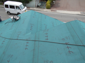 大町市の住宅/屋根葺き替え　防水シート張り工事画像