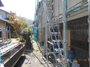 安曇野市明科の住宅/外壁塗装　仮設足場設置工事 画像