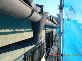 安曇野市明科の外壁塗装 雨樋塗装前西側 画像