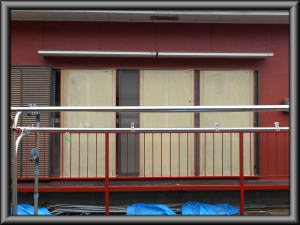 安曇野市の住宅/外壁塗装　雨戸塗装工事前画像.1