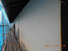 長野県安曇野市明科の外壁塗装工事　外壁中塗り塗装 画像.1