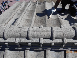 安曇野市の物置/セメント瓦屋根塗装　下塗り塗装工事画像