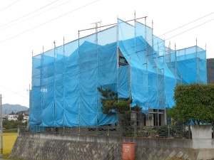 安曇野市の住宅/外壁塗装　仮設足場メッシュ設置工事画像