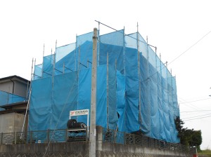 安曇野市の住宅/外壁塗装　仮設足場メッシュ設置工事画像.1