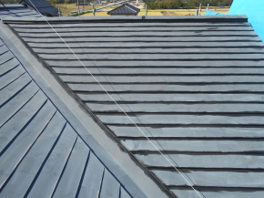 安曇野市の住宅/ガルバリウム鋼板 屋根塗装　櫨（溝）塗装工事画像