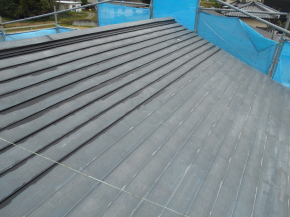 安曇野市の住宅/ガルバリウム鋼板 屋根塗装　櫨（溝）塗装工事画像.1