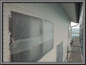 安曇野市の住宅2Ｆ/外壁塗装　上塗り2回目塗装工事画像