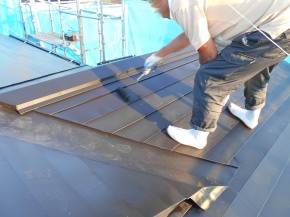 安曇野市の住宅/屋根塗装　上塗2回目の塗装工事画像