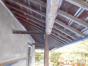 安曇野市の土蔵/外壁サイディング工事　1Ｆ軒天塗装前工事画像