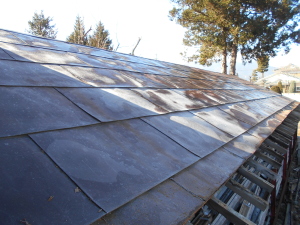 安曇野市の物置/トタン屋根葺き替え（カバー工法） ガルバリウム鋼板ＧＭルーフ工事前画像
