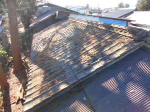 安曇野市の物置/セメント瓦屋根　葺き替え工事前画像