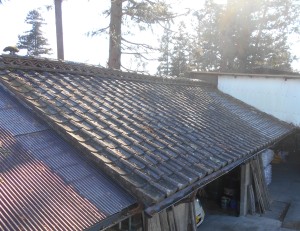 安曇野市の物置/セメント瓦屋根葺き替え ガルバリウム鋼板ＧＭルーフ工事前画像