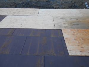 安曇野市の物置/トタン屋根葺き替え　野地板張り工事画像.1