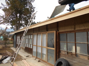 安曇野市の物置/トタン屋根葺き替え　破風板取り付け工事画像