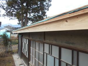 安曇野市の物置/トタン屋根葺き替え　破風板取り付け工事画像.1