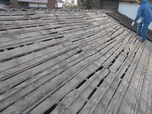 安曇野市の物置セメント瓦屋根葺き替え　セメント瓦撤去工事画像