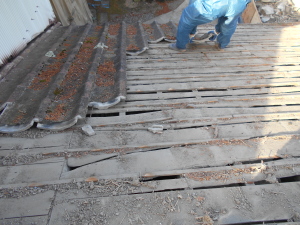 安曇野市の物置セメント瓦屋根葺き替え　セメント瓦撤去工事画像.1