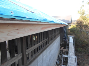 安曇野市の物置/セメント瓦屋根葺き替え　 破風板取付工事画像.1